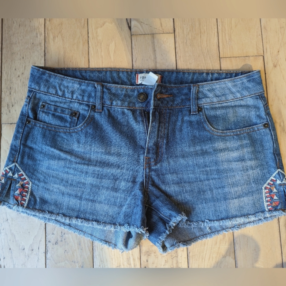 Embroidered mid rise vintage denim shorts Forever 21